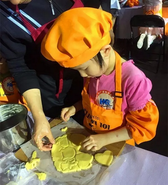 在爸爸媽媽的陪同下，親手制作餅干