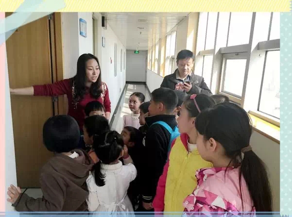 “別擠！”丁蘭姐姐說(shuō)，這里就是電臺(tái)的總控機(jī)房，很重要的地方哦！