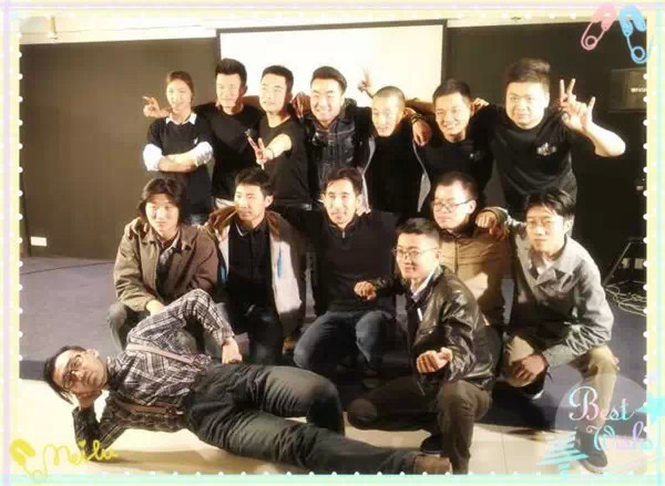 表演結(jié)束，看這哥們兒，為了和演員合影也是蠻拼的！