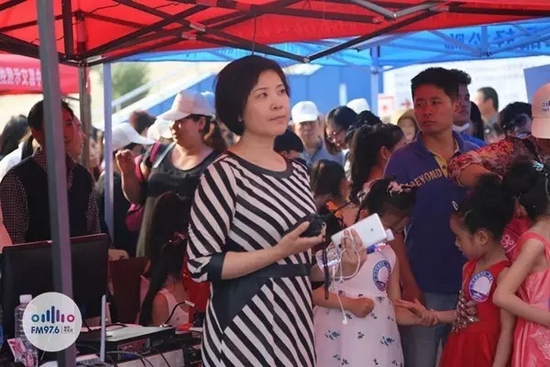 976老大木子一手手機(jī)一手對講一臉嚴(yán)肅，這是有多緊張呢？