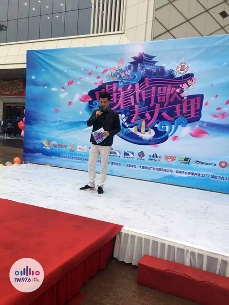 路飛冒雨主持，心中火熱的根本不需要雨傘啦！