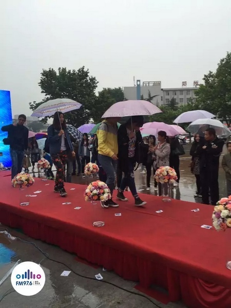 　　好友從屏幕后面走出來，他們特意從陜西、平頂山趕來為兩人送出祝福。