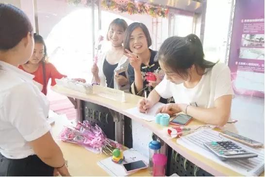 到場嘉賓均獲得巧克力一盒，女士另外還獲得獲得玫瑰花一支。