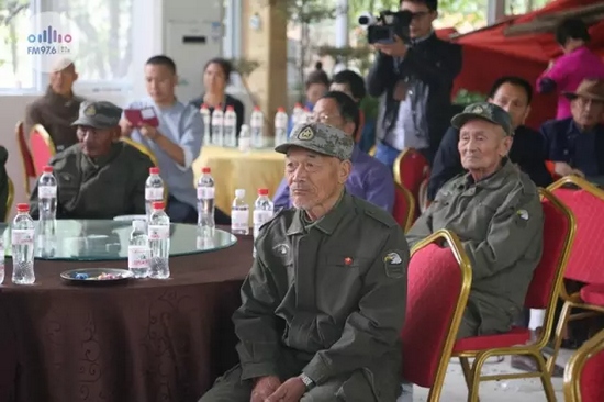 臺(tái)上展風(fēng)采，臺(tái)下笑開懷