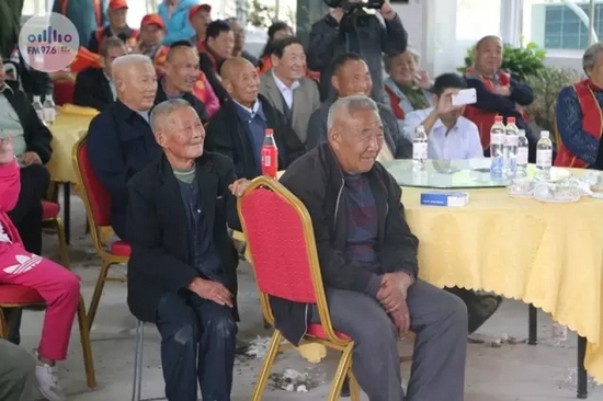 臺(tái)上展風(fēng)采，臺(tái)下笑開懷