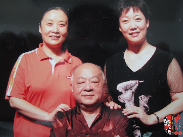 樊萍與著名戲曲導演余笑予(中)合影 樊萍與著名戲曲導演余笑予(中)合影