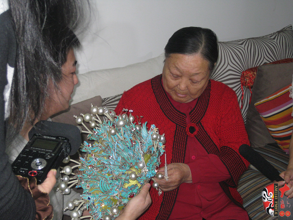 又看到梅蘭芳送給自己的鳳冠，老太太很激動