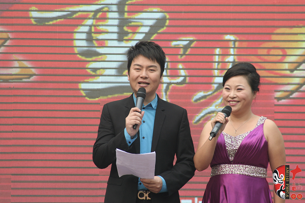 活動由著名戲曲節(jié)目主持人，河南電臺戲曲廣播當(dāng)家小生月陽（左）戲曲廣播《票友排行榜》主持人丁蘭（右）主