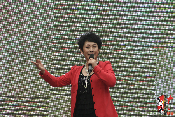 著名豫劇表演藝術(shù)家魏俊英現(xiàn)場演唱豫劇《紅菊》選段“十祝?！薄ⅰ段迨勒埨t》選段“先王爺封我是個長壽星”