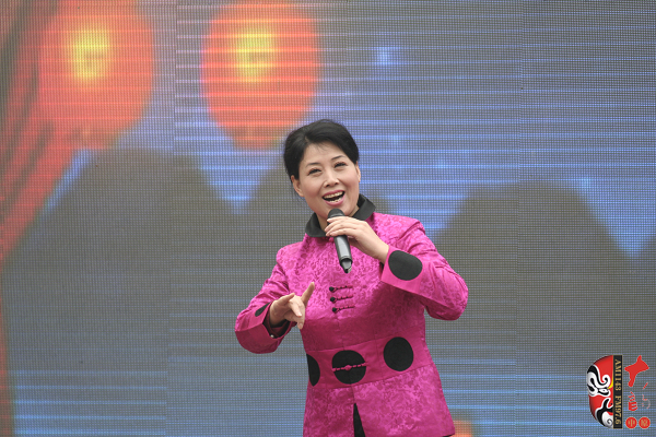 著名曲劇表演藝術(shù)家、中國戲劇梅花獎獲得者方素珍演唱曲劇《風(fēng)雪配》選段“今日是我出閨的前一天晚上”