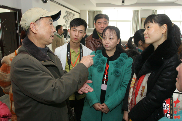 03著名黃梅戲表演藝術(shù)家、有“小董永”之稱的夏承平進(jìn)入比賽現(xiàn)場(chǎng)就被黃梅戲粉絲圍觀