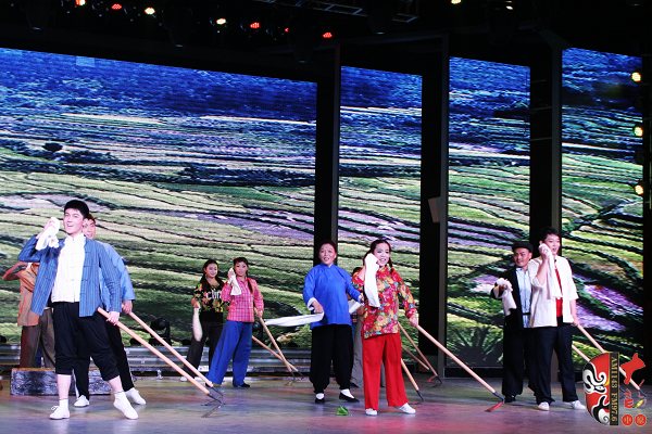 群眾勞動(dòng)場(chǎng)面，劇中演員包含票友、專業(yè)演員、戲迷