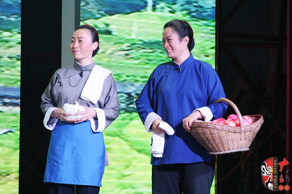 第七場(chǎng)，河南電臺(tái)戲曲廣播副總監(jiān)、中國(guó)播音主持金話筒獎(jiǎng)獲得者張彤（左）飾栓保娘