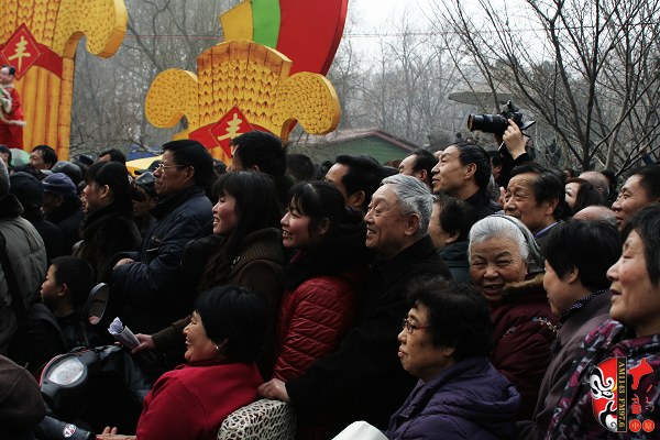人民公園現(xiàn)場人頭攢動(dòng)，其他媒體記者不得不舉起相機(jī)拍照