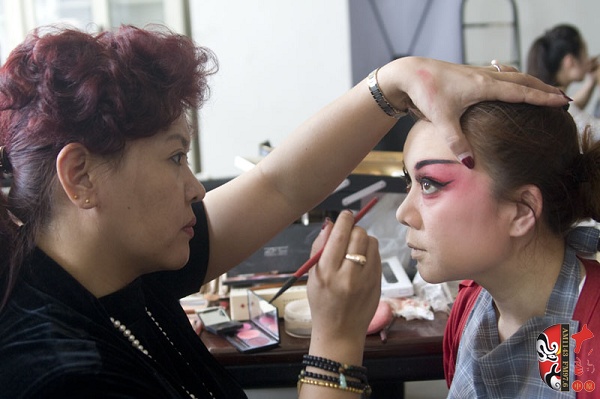 在演出現(xiàn)場(chǎng)化妝的李衛(wèi)紅 在演出現(xiàn)場(chǎng)化妝的李衛(wèi)紅