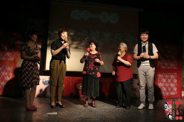 戲曲廣播總監(jiān)木子、豫劇表演藝術(shù)家楊華瑞、高潔、戲曲廣播當(dāng)家小生月陽、票友張華合作表演《朝陽溝》選段