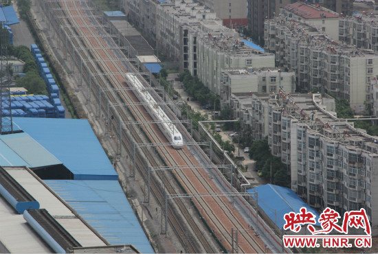 4日上午8點10分，隨著一聲汽笛長鳴，一列“子彈頭”列車緩緩駛出鄭州車站。