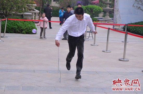 說是比賽，其實(shí)就是活力的釋放，就是開心的海洋，丟沙包、踢毽子、三人四足、滾鐵環(huán)等項(xiàng)目