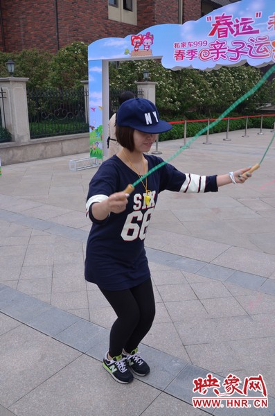 小麥也是現(xiàn)場(chǎng)玩起了跳繩，技術(shù)不錯(cuò)嘛！