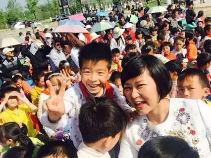 現(xiàn)場看來，陶真姐姐更是倍受孩子們的歡迎！