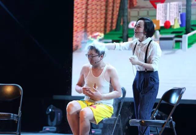 隨后一秒鐘，畫風突變，楊奕遭夢茹慘虐！