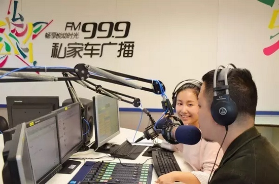 美女嘉賓來做客直播間，麥姐看莫非的眼神，嘖嘖，愛一個(gè)人是什么感覺？