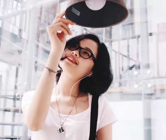 當(dāng)然，怎么能少的了美女出鏡？