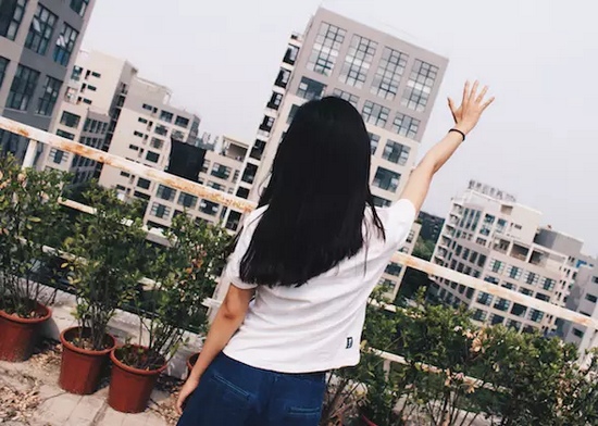 你問(wèn)我要去向何方，我指向天空的方向。