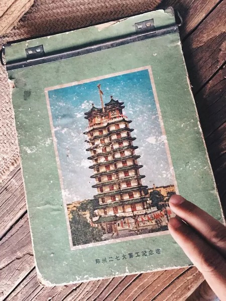 我們撫摸著鄭州的歷史，從中了解它的厚度。