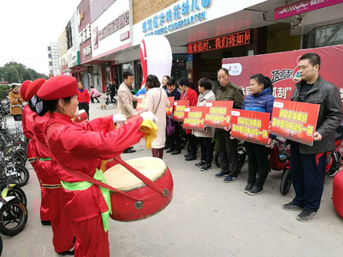 10月29日 河南體彩鶴壁分中心向獲獎(jiǎng)彩民頒發(fā)15輛電動(dòng)車(chē) 10月29日 河南體彩鶴壁分中心向獲獎(jiǎng)彩民頒發(fā)15輛電動(dòng)車(chē)