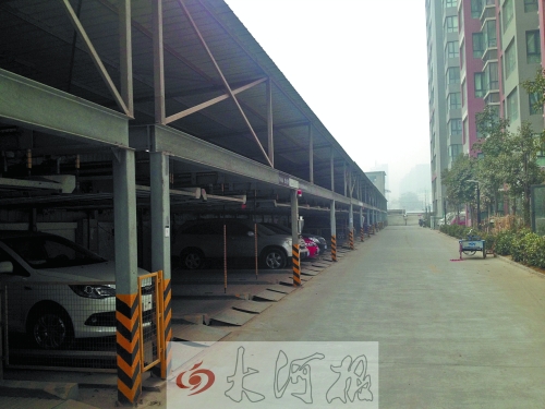 中原區(qū)新禧園小區(qū)，靠著圍墻的空地，建成兩層立體車(chē)庫(kù)。