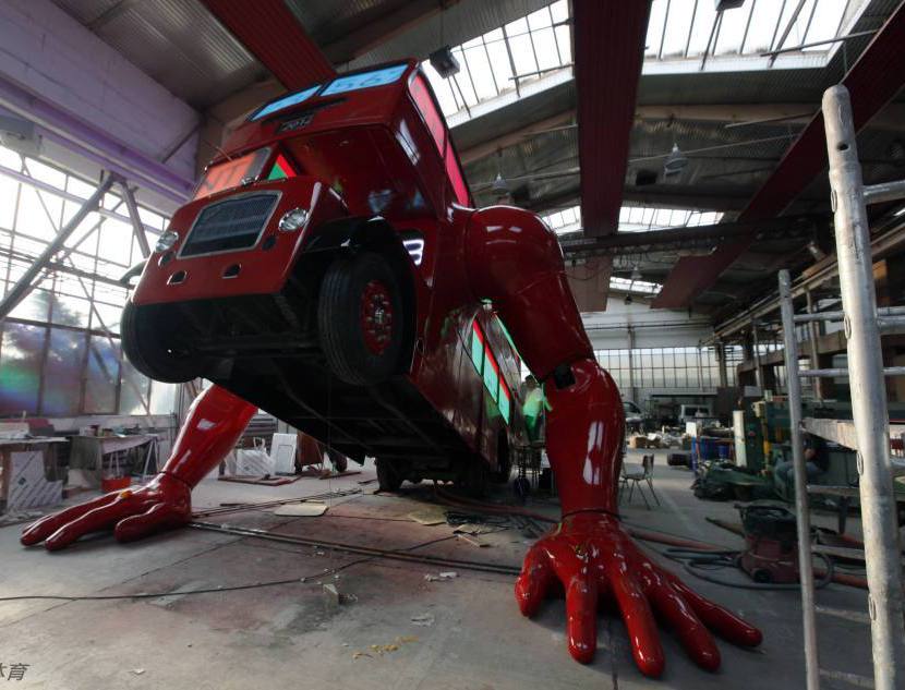 倫敦公交車也做俯臥撐