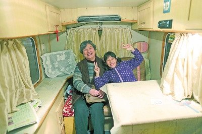  天黑了，外面風雨交加而董怡汶坐在溫暖的房車里。