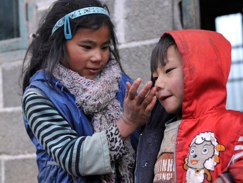 “最堅(jiān)強(qiáng)留守女童”:9歲撐起一個(gè)家 “最堅(jiān)強(qiáng)留守女童”:9歲撐起一個(gè)家