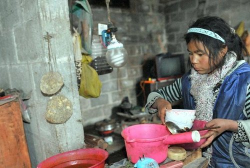 “最堅(jiān)強(qiáng)留守女童”:9歲撐起一個(gè)家 “最堅(jiān)強(qiáng)留守女童”:9歲撐起一個(gè)家