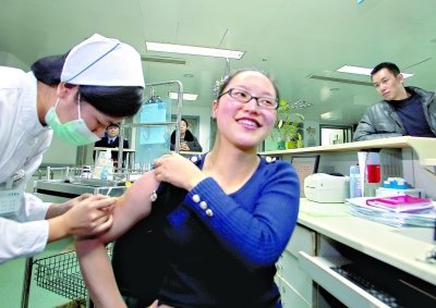 昨日，向雪敏在同濟(jì)醫(yī)院血液科病房打動(dòng)員劑，丈夫陳武右在身后注視著妻子 記者傅克強(qiáng)