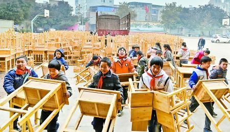 同學(xué)們正領(lǐng)取周勇捐贈的課桌 同學(xué)們正領(lǐng)取周勇捐贈的課桌