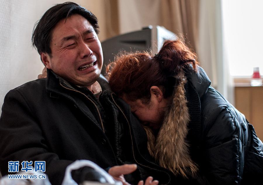 2月5日，遇難大學(xué)生郭培（化名）的父母抱頭痛哭。