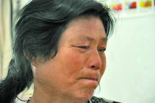 談及女兒的病情，王學(xué)鳳不禁哭了出來