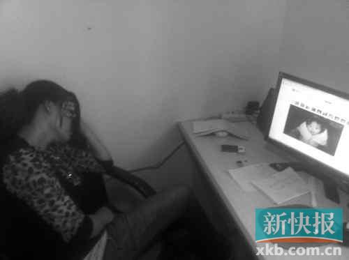 遇難孩子的母親向記者展示女兒生前的照片，一邊掩面而泣