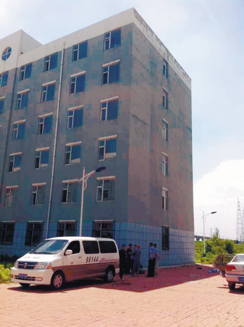 現(xiàn)場(chǎng)被警方封鎖，圈內(nèi)為死者遺體位置