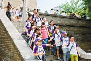 西安小雁塔景區(qū)內(nèi)，學(xué)生們正在古跡前合影留念