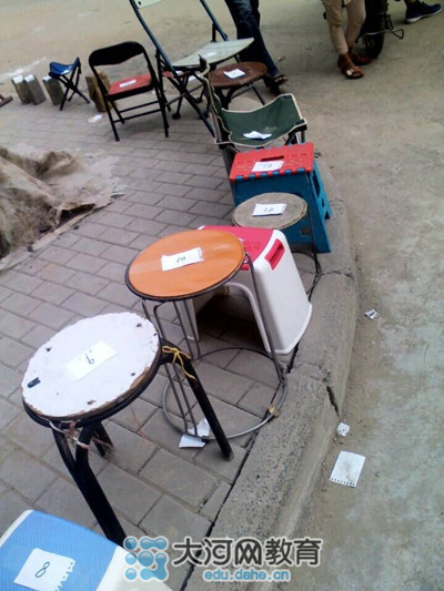 17號中午，鄭州市金水區(qū)實驗小學就已經開始出現(xiàn)排隊等待報名的長龍了！