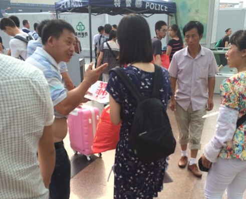 女大學(xué)生一出站，黑車的拉客仔就圍上招攬