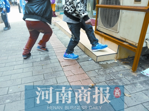 路邊，兩個小學(xué)生正在扔“臭屁炸彈