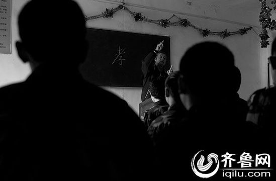 方光與其他癡迷網(wǎng)絡(luò)游戲的孩子一起，在重新認(rèn)識“孝”的含義