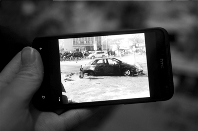 　　路人拍下的該車自燃情景。