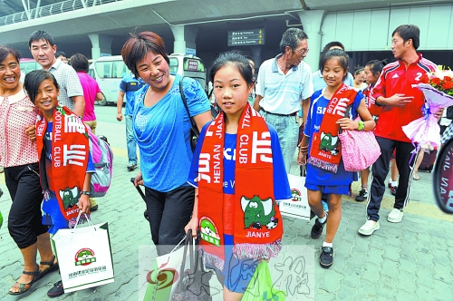 漯河臨潁小女足歸來(lái) 玫瑰雖小也鏗鏘