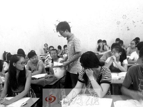 補習(xí)課上，馮昊怡不像老師，更像是學(xué)生們的同學(xué)。