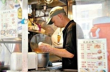 紐約哥大門口，顧客排長隊買他的肉夾饃